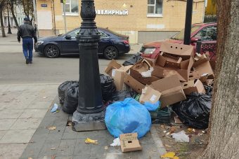 Туристы в шоке от происходящего на улице Трёхсвятской в Твери