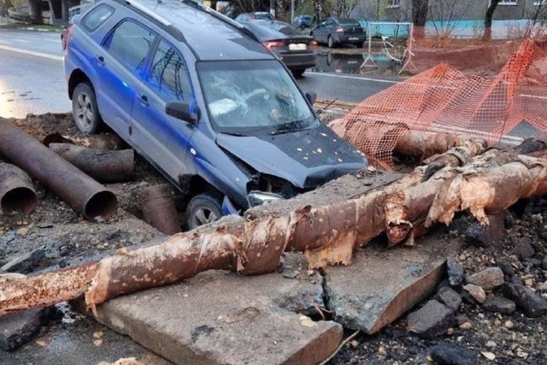 Внедорожник угодил в яму, вырытую коммунальщиками в Твери