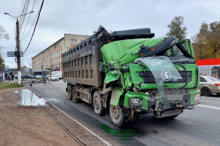 Самосвал снес дорожный знак и столб в Пролетарском районе Твери