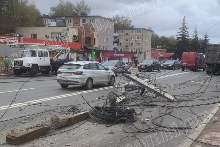 Самосвал снес дорожный знак и столб в Пролетарском районе Твери