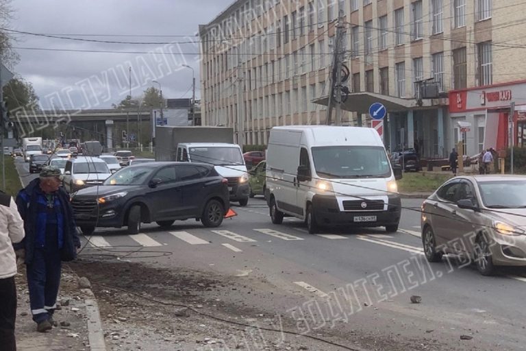 Самосвал снес дорожный знак и столб в Пролетарском районе Твери