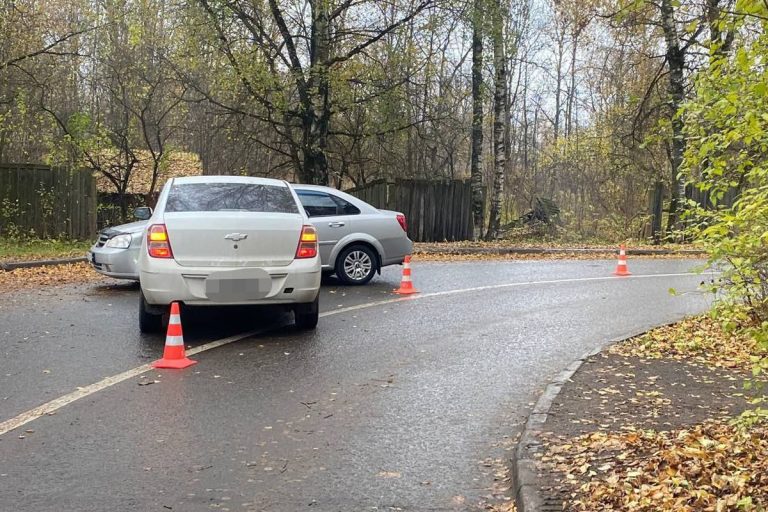 Невнимательный водитель спровоцировал аварию в Твери