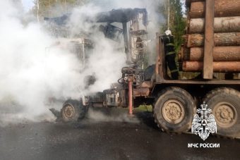 Лесовоз загорелся на ходу в Тверской области