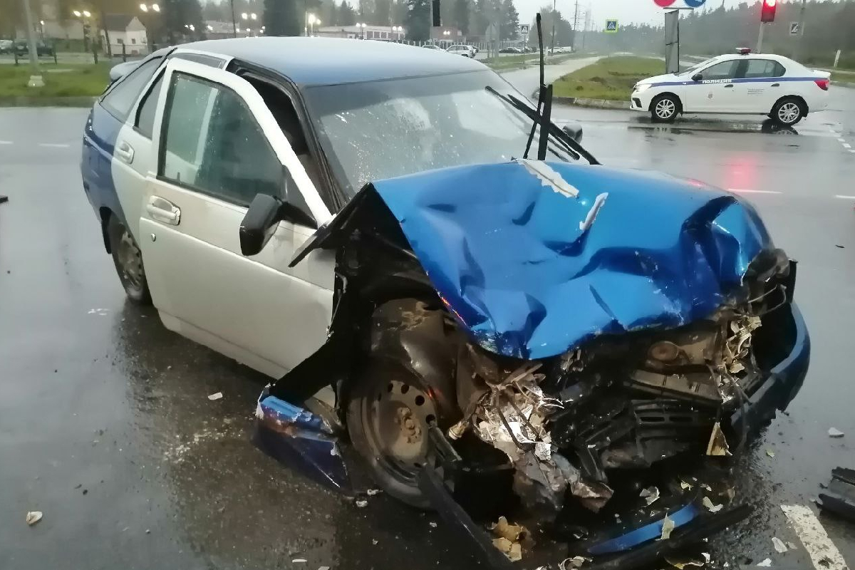 В Твери пассажир отечественной легковушки попал в больницу после аварии