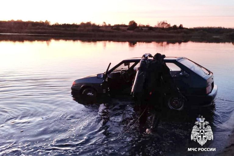 В Тверской области водолазы достали из реки автомобиль