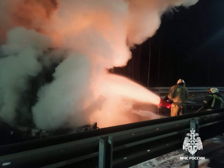 Трасса М-11 в сторону Санкт-Петербурга в Тверской области встала из-за горящей автоцистерны с битумом