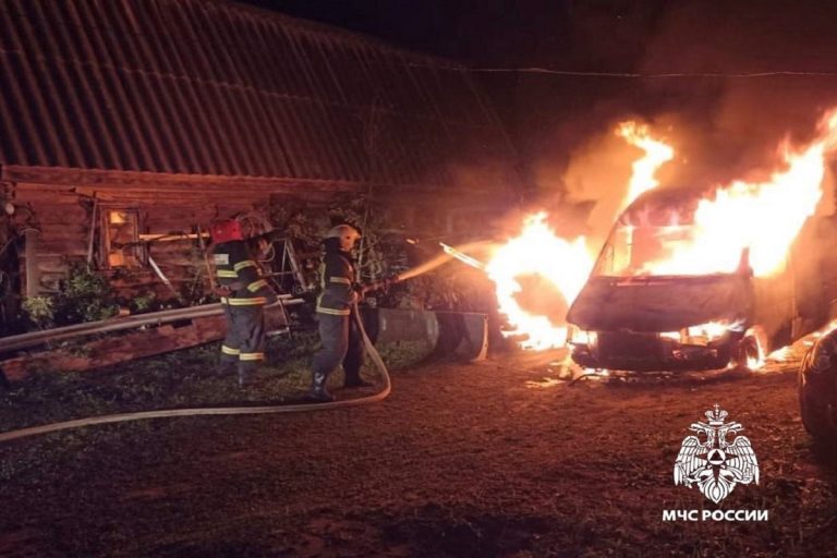 Mercedes-Benz полыхал ночью в Тверской области