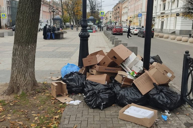 Туристы в шоке от происходящего на улице Трёхсвятской в Твери