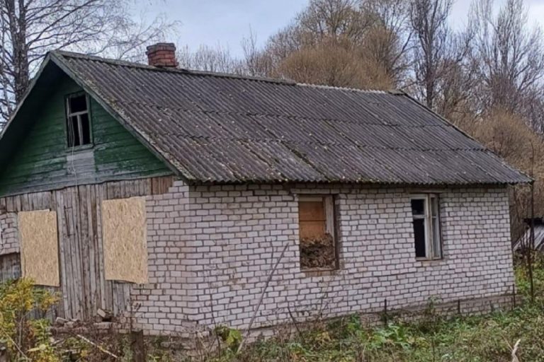 Мигрантка была зарегистрирована в полуразрушенном доме в Тверской области