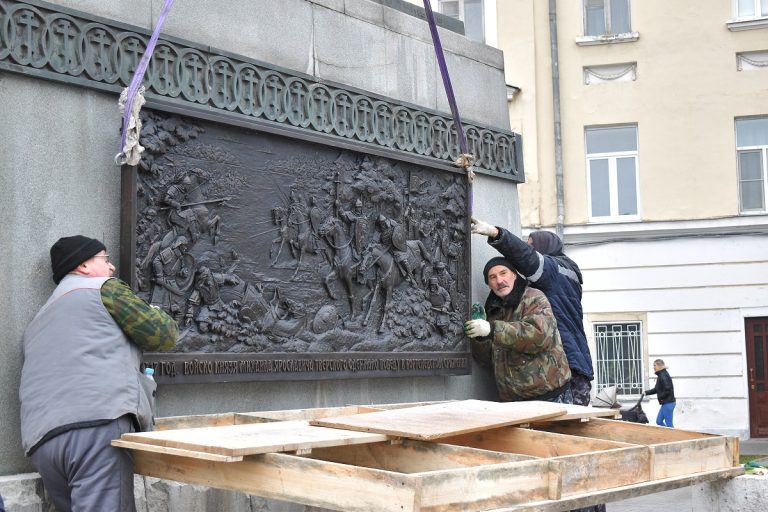 На постамент памятника Михаилу Тверскому устанавливают бронзовые барельефы