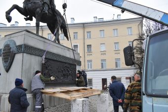 На постамент памятника Михаилу Тверскому устанавливают бронзовые барельефы