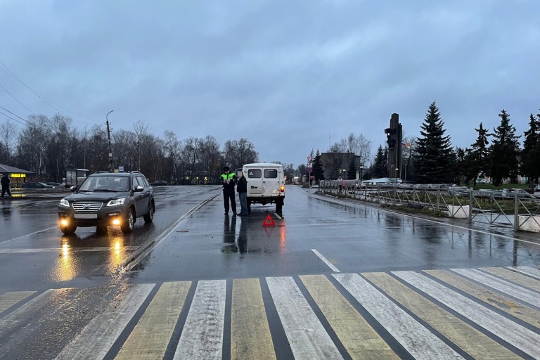 В Тверской области пешеход-нарушитель попал под колеса УАЗа