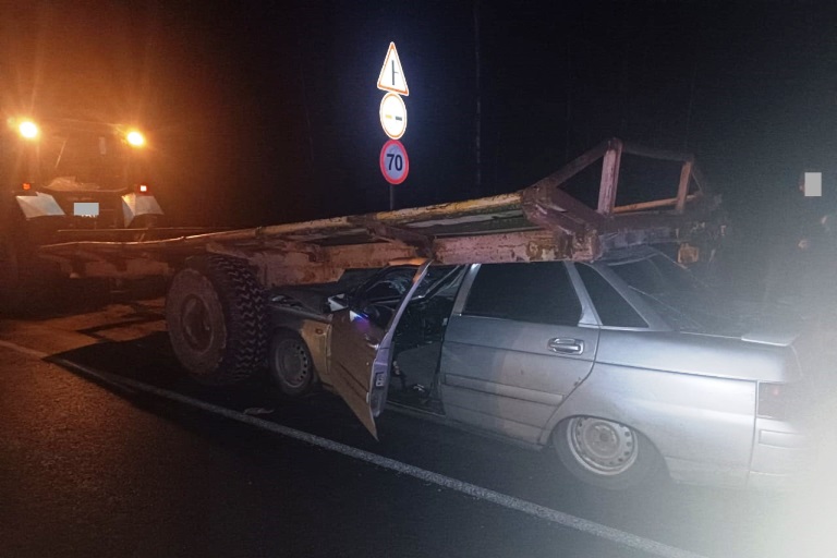 В Тверской области юный водитель ВАЗа умудрился въехать под прицеп трактора Беларус