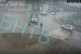 Опубликовано видео ДТП с участием грузовика и электросамоката в Тверской области