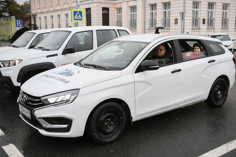 Губернатор Руденя передал многодетным семьям Тверской области новые автомобили