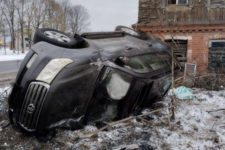 Внедорожник опрокинулся в Тверской области