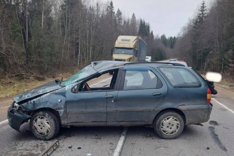 Легковушка перевернулась в Тверской области