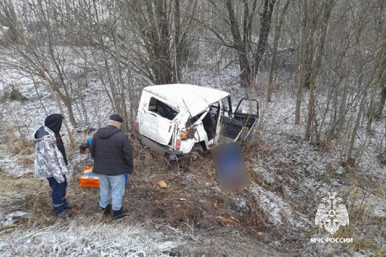 Спасатели вызволяли водителя из искореженного автомобиля в Тверской области