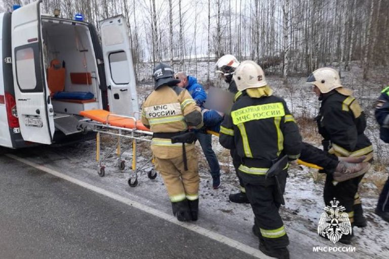 Спасатели вызволяли водителя из искореженного автомобиля в Тверской области