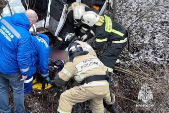 Спасатели вызволяли водителя из искореженного автомобиля в Тверской области