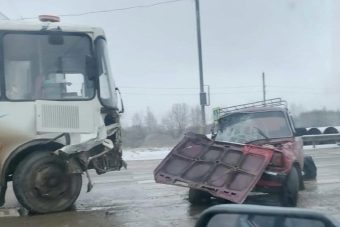 Легковушка и автобус столкнулись на М-9 в Тверской области