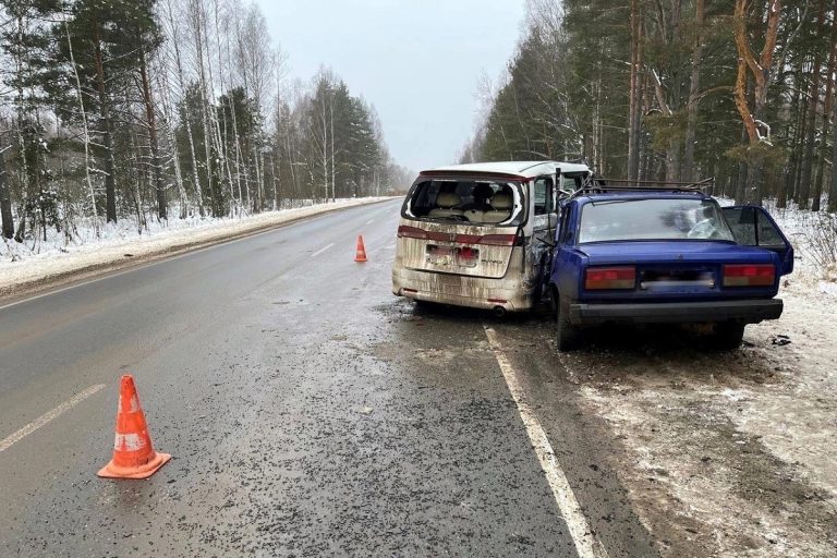 Водитель "семерки" погиб в ДТП в Тверской области