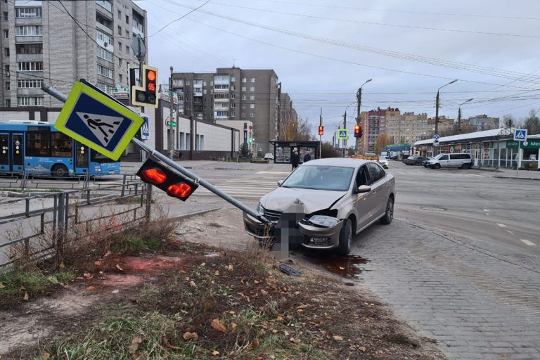 Нетрезвая автоледи повалила светофор в Твери