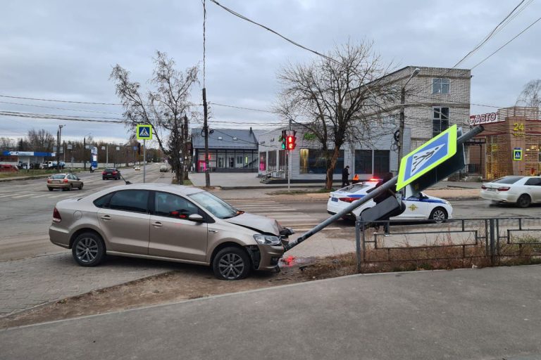 Нетрезвая автоледи повалила светофор в Твери