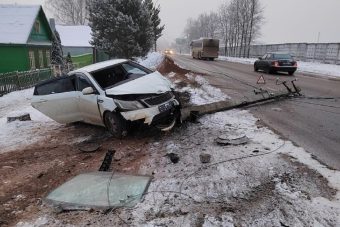 Легковушка снесла бетонную опору в Тверской области