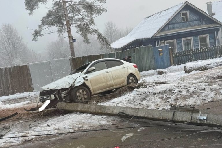 Легковушка снесла бетонную опору в Тверской области