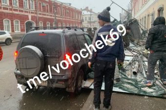 Строительные леса рухнули возле театра в Тверской области