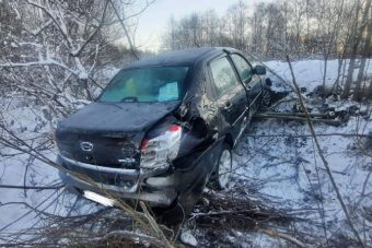 В Тверской области машина вылетела в кювет из-за невнимательности водителя