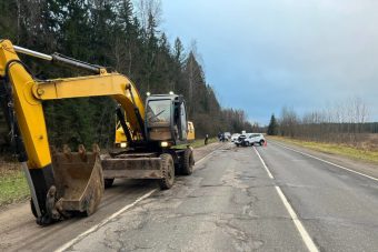 В Тверской области кроссовер протаранил экскаватор