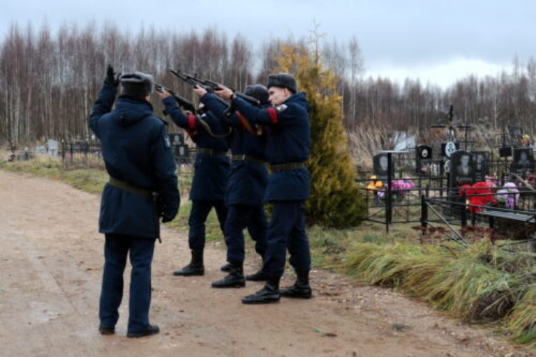 Траурный залп в честь погибшего в зоне СВО вновь прозвучал в Тверской области