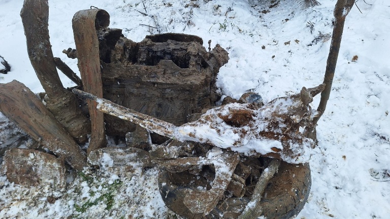 В Тверской области поисковики подняли на поверхность советский бомбардировщик