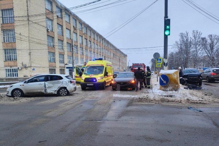 Три автомобиля столкнулись в Пролетарском районе Твери