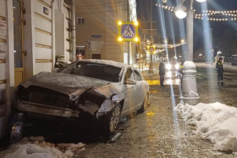 Легковушка врезалась в здание в центре Твери