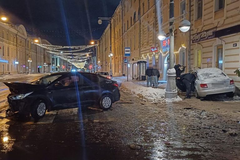 Легковушка врезалась в здание в центре Твери