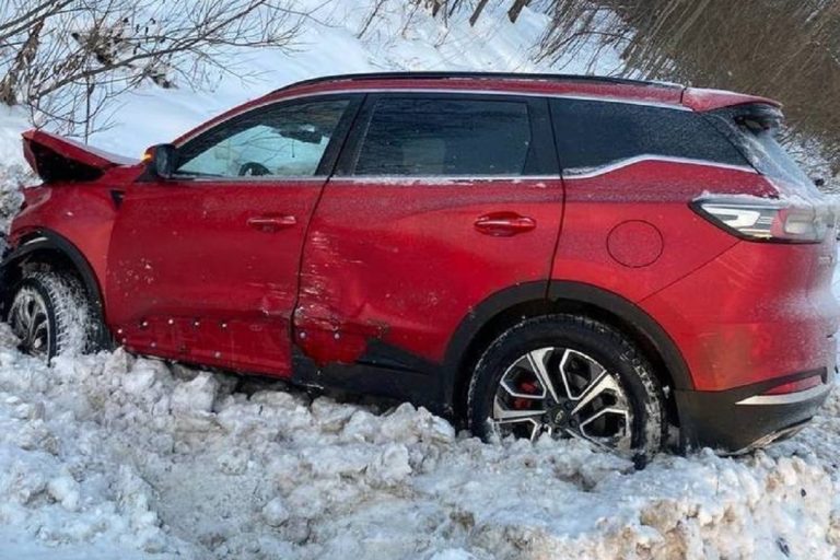 Легковушка оказалась в кювете в результате ДТП под Тверью