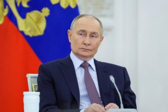 Президент РФ Владимир Путин предложил давать дополнительные выходные сотрудникам с детьми