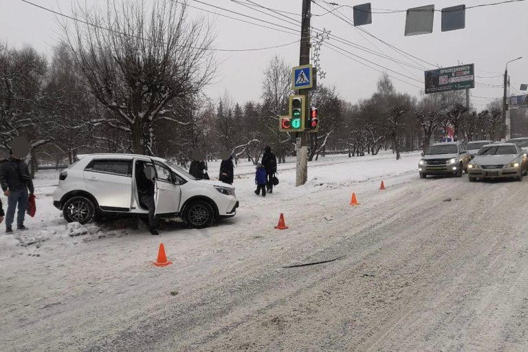 На проспекте Победы в Твери столкнулись два автомобиля