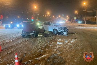 На набережной в Твери столкнулись два автомобиля