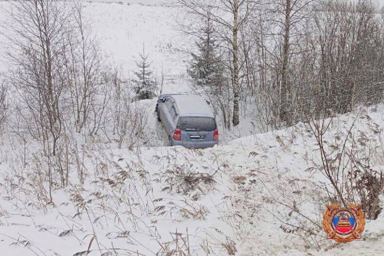 В Тверской области женщина на иномарке угодила в кювет