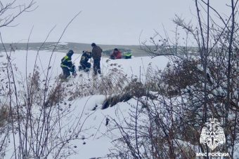 Опубликовано видео спасения провалившегося под лёд рыбака в Твери