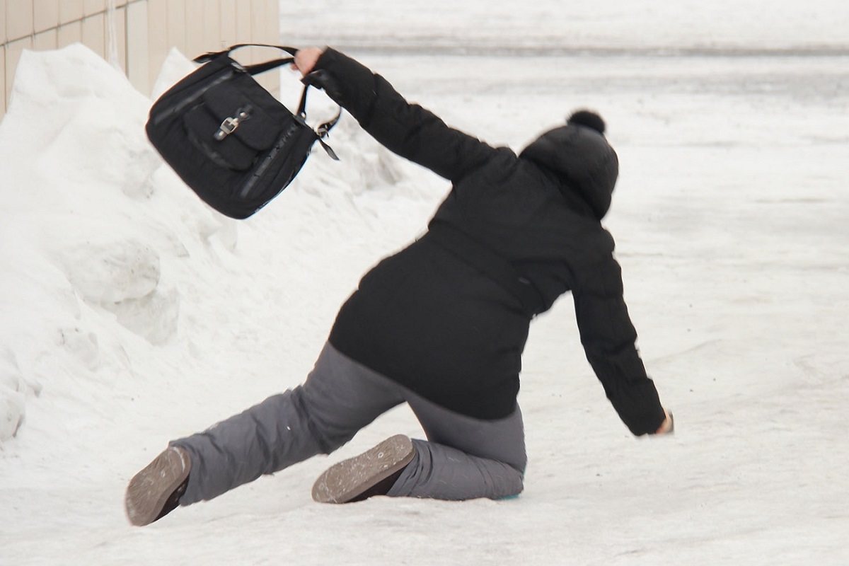 Эксперт объяснил, у кого можно отсудить компенсацию за полученную зимой травму