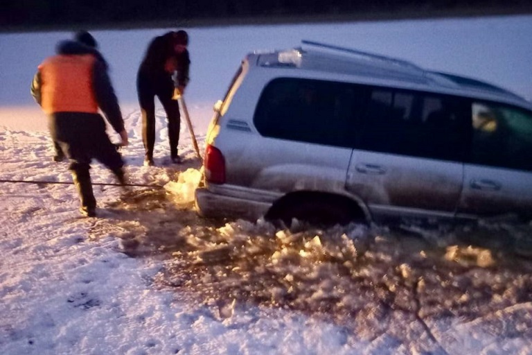 В Тверской области в реке утонул автомобиль, водитель погиб