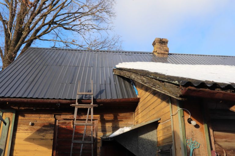 В Торопце ремонтируют дом пенсионерки, записавшей сообщение в соцсетях