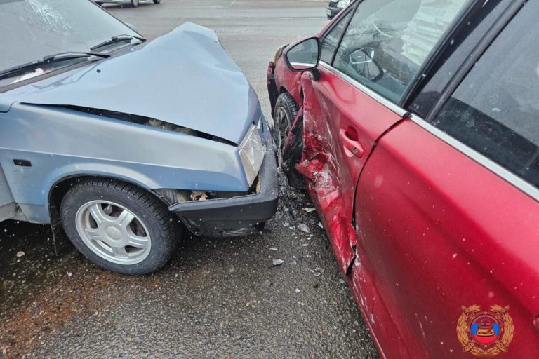 В Ржеве женщина пострадала при столкновении двух автомобилей