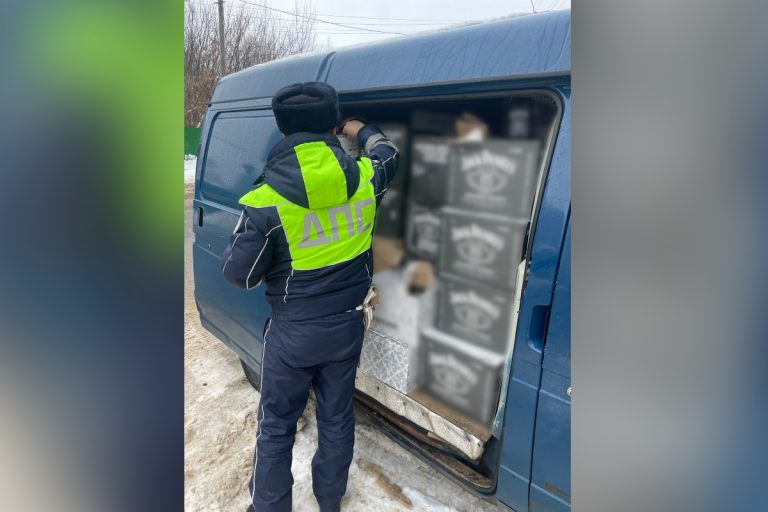 В Кимрском округе полиция остановила машину иностранца, набитую поддельными алкоголем и сигаретами