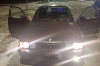 Водителю BMW пришлось удалять тонировку прямо на дороге в Твери